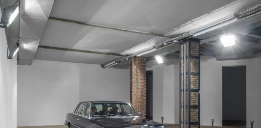 Qualcosa di così brutto da diventare uno scherzo: il gioco noir di Jos De Gruyter & Harald Thys a Milano