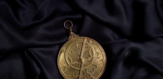 Seguire le stelle: un astrolabio del XV secolo sarà battuto all’asta da Bonhams astrolabio