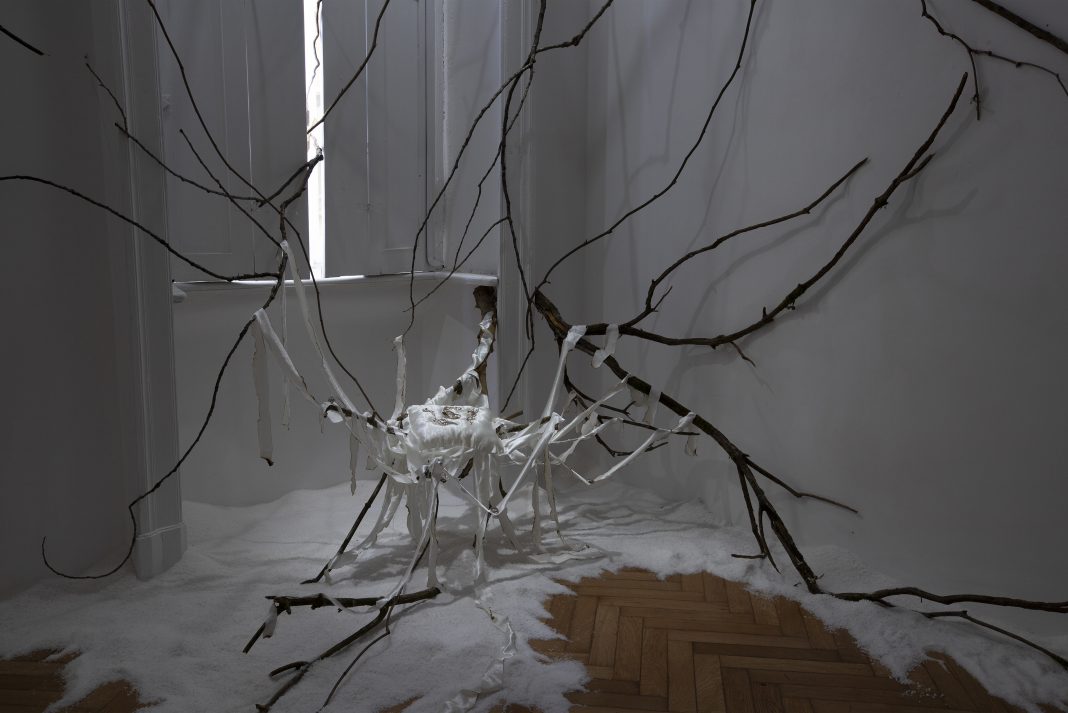 Katya Ohii, The buffet of the odd cutlery set (2023), 13x8x4cm, argento sterling. Katya Ohii e Etere, Uroboros Capsule (2024), dimensioni variabili, rami, sale, raso bruciato, e Gaiae, Aurea, Ignis, Nerea e Aetere, argento 925. Crediti: Lusvardi Gallery