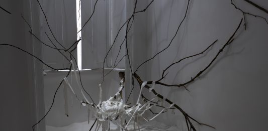 Narrazioni postumane e percezioni distorte alla Lusvardi Gallery di Milano Katya Ohii, The buffet of the odd cutlery set (2023), 13x8x4cm, argento sterling. Katya Ohii e Etere, Uroboros Capsule (2024), dimensioni variabili, rami, sale, raso bruciato, e Gaiae, Aurea, Ignis, Nerea e Aetere, argento 925. Crediti: Lusvardi Gallery