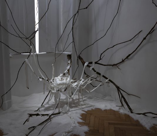 Narrazioni postumane e percezioni distorte alla Lusvardi Gallery di Milano Katya Ohii, The buffet of the odd cutlery set (2023), 13x8x4cm, argento sterling. Katya Ohii e Etere, Uroboros Capsule (2024), dimensioni variabili, rami, sale, raso bruciato, e Gaiae, Aurea, Ignis, Nerea e Aetere, argento 925. Crediti: Lusvardi Gallery