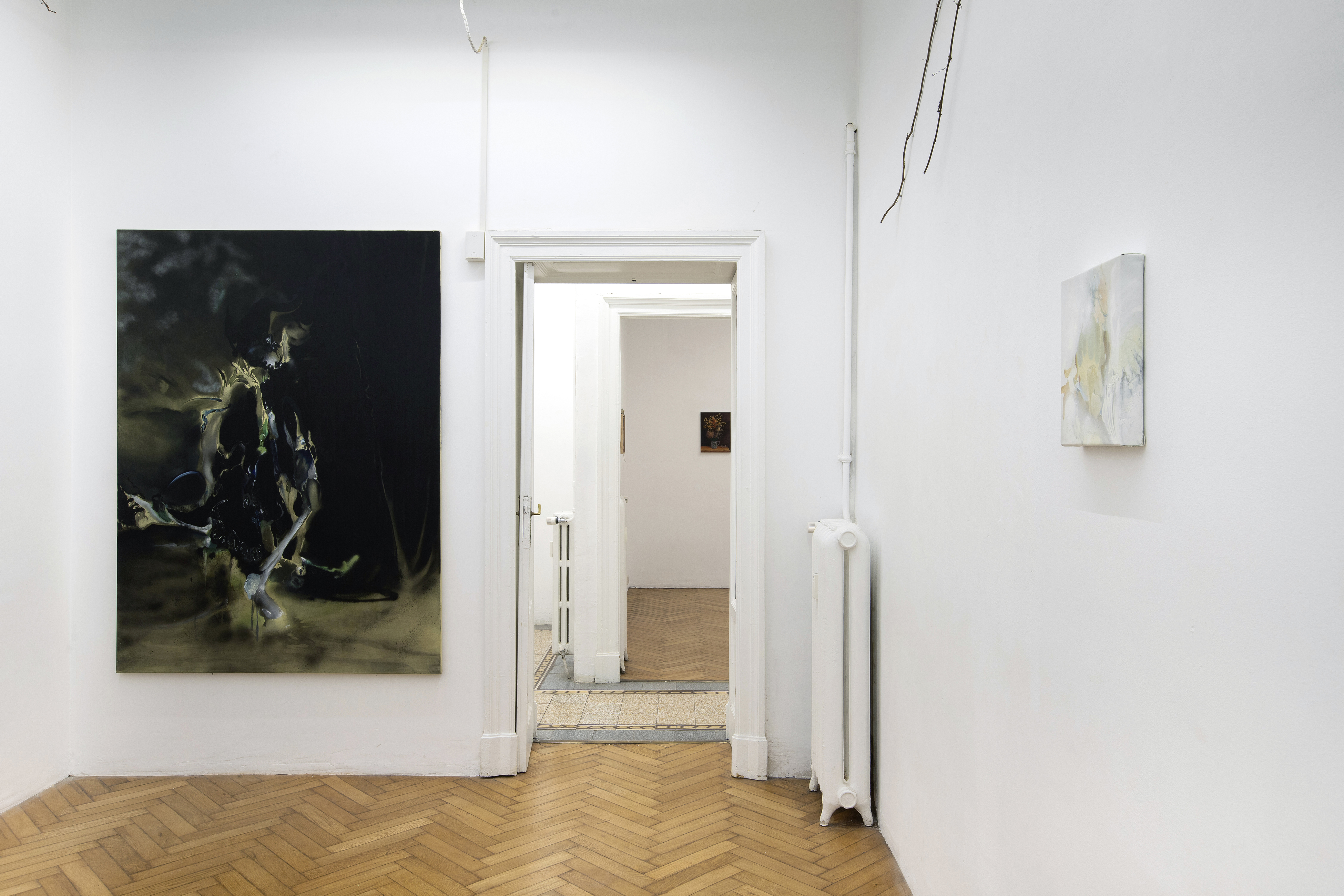 Veduta della mostra Uroboros alla Lusvardy Gallery con le opere di Lorenzo Conforti, Il varco dei capricci (2023), 190x140cm, olio e vernice spray su tela, e Il nostro bisogno di consolazione (2024), 30x24cm, olio e vernice spray su tela. Giuseppe Salis, Natura morta con spine (2023), 40x30cm, acrilico su tela. Crediti: Lusvardi Gallery