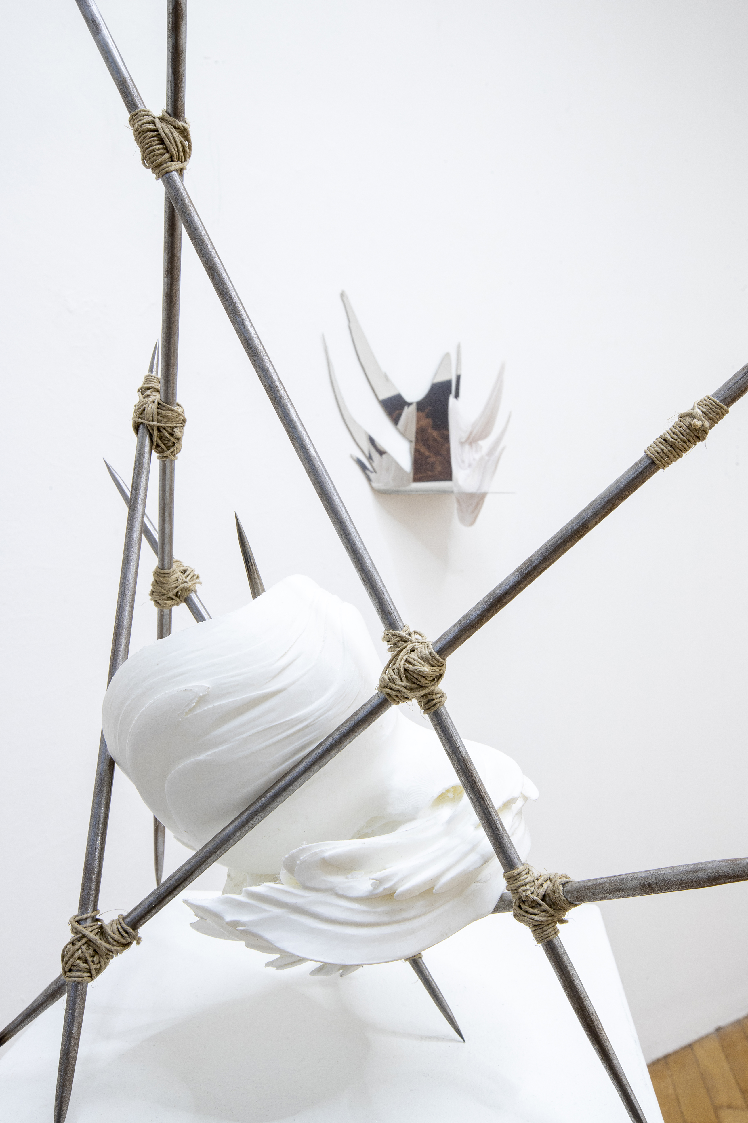 Veduta della mostra Uroboros alla Lusvardy Gallery con le opere di Gregorio Vignola, Unidentified Floating OBJ (2024), dimensioni variabili, Pla, acciaio e spago, e Unidentified Suspended OBJ (2022), 20x40x25cm, Pla e acciaio