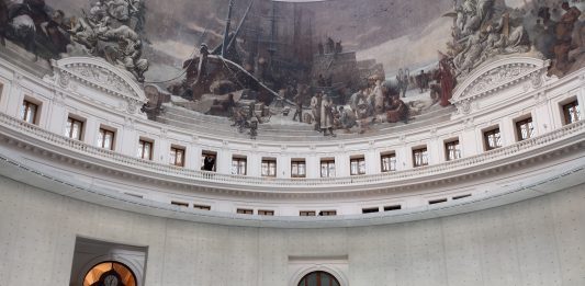 Specchiarsi nell’installazione di Kimsooja alla Bourse de Commerce di Parigi Kimsooja, veduta della mostra, Bourse de Commerce, Parigi, 2024, ph. Livia De Leoni