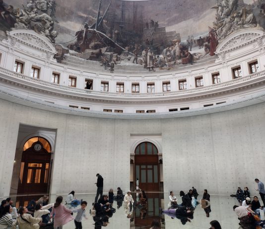 Specchiarsi nell’installazione di Kimsooja alla Bourse de Commerce di Parigi Kimsooja, veduta della mostra, Bourse de Commerce, Parigi, 2024, ph. Livia De Leoni