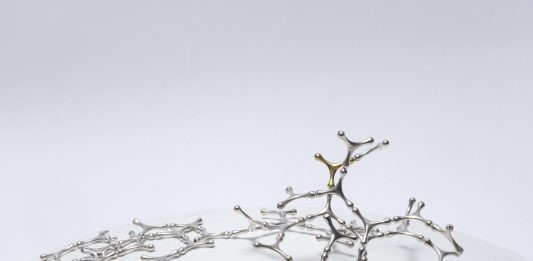 Un gioco prezioso: il gioiello d’artista firmato da Loris Cecchini Loris Cecchini, Waterbones (sequence 59), 2024, collana, argento e oro,