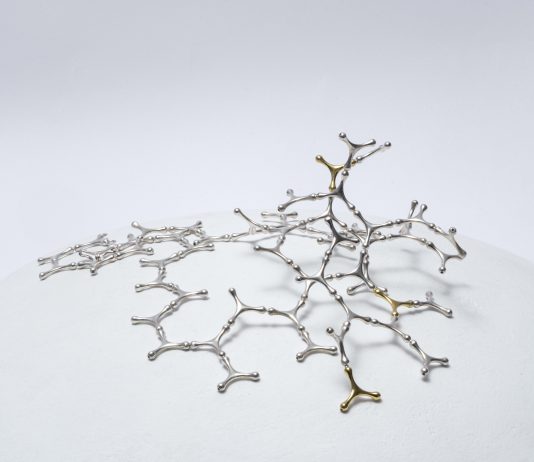 Un gioco prezioso: il gioiello d’artista firmato da Loris Cecchini Loris Cecchini, Waterbones (sequence 59), 2024, collana, argento e oro,