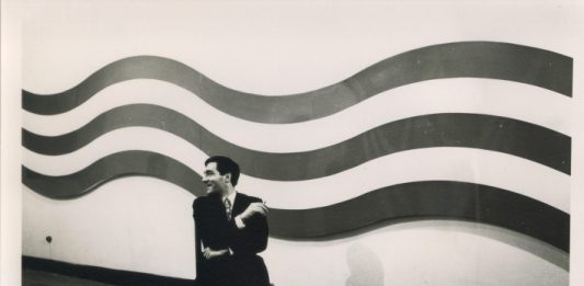 Sergio Lombardo, tutte le variabili dell’arte in mostra a Bologna Sergio Lombardo seduto di fronte a Strisce ondulate extra, 1966