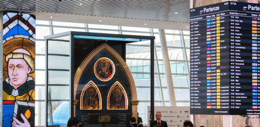 Le vetrate giottesche diventano grottesche, all’aeroporto di Fiumicino Vetrate giottesche aeroporto fiumicino