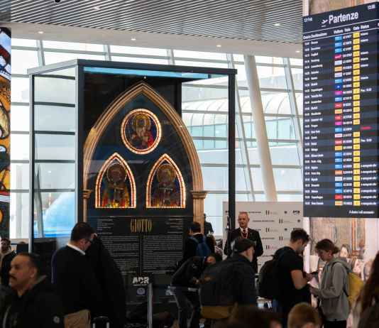 Le vetrate giottesche diventano grottesche, all’aeroporto di Fiumicino Vetrate giottesche aeroporto fiumicino