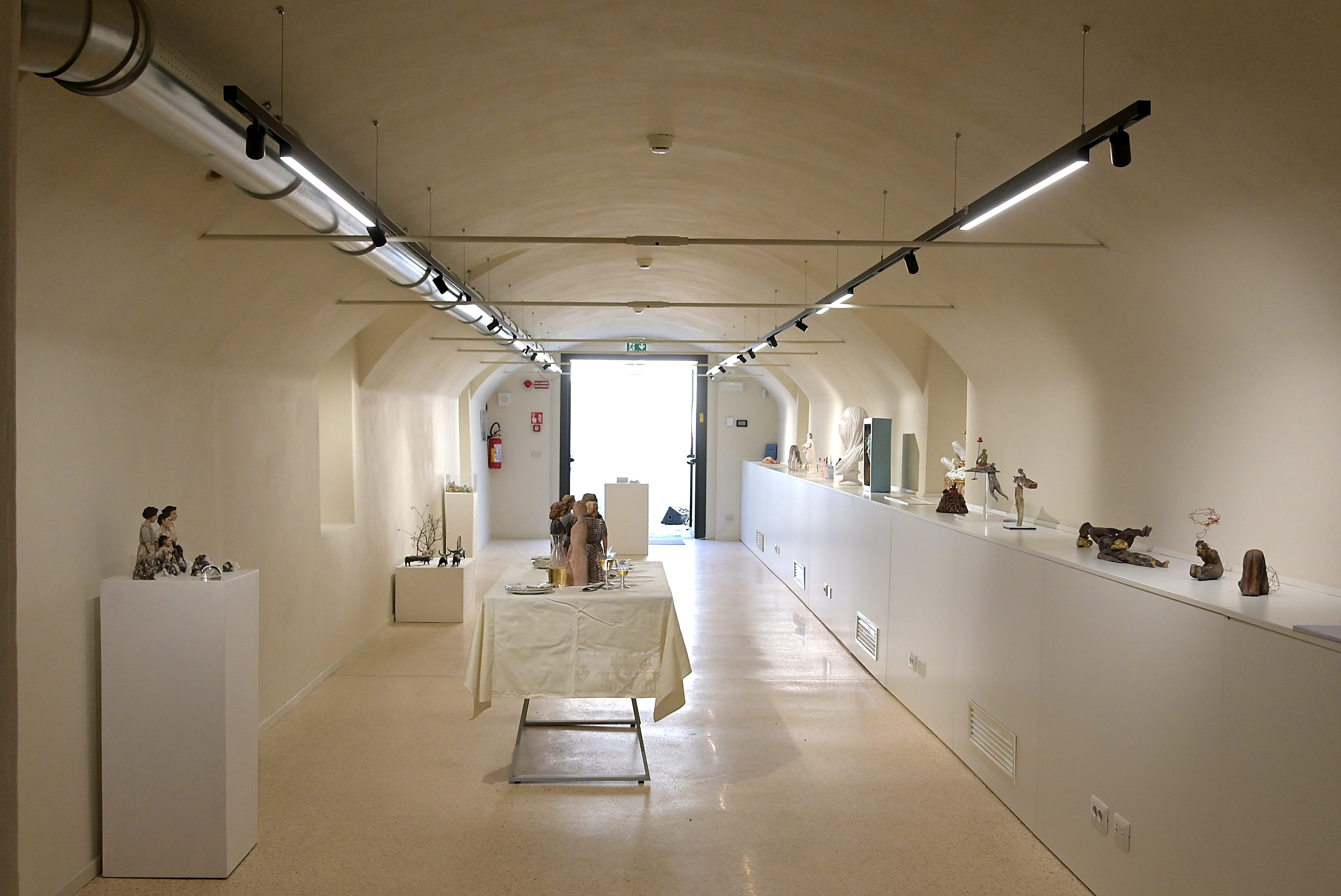 Tellus – Nuova figurazione nella ceramica contemporanea, Visione parziale dell'allestimento, Castelnuovo Rangone, 2024, Photo credit Mauro Terzi