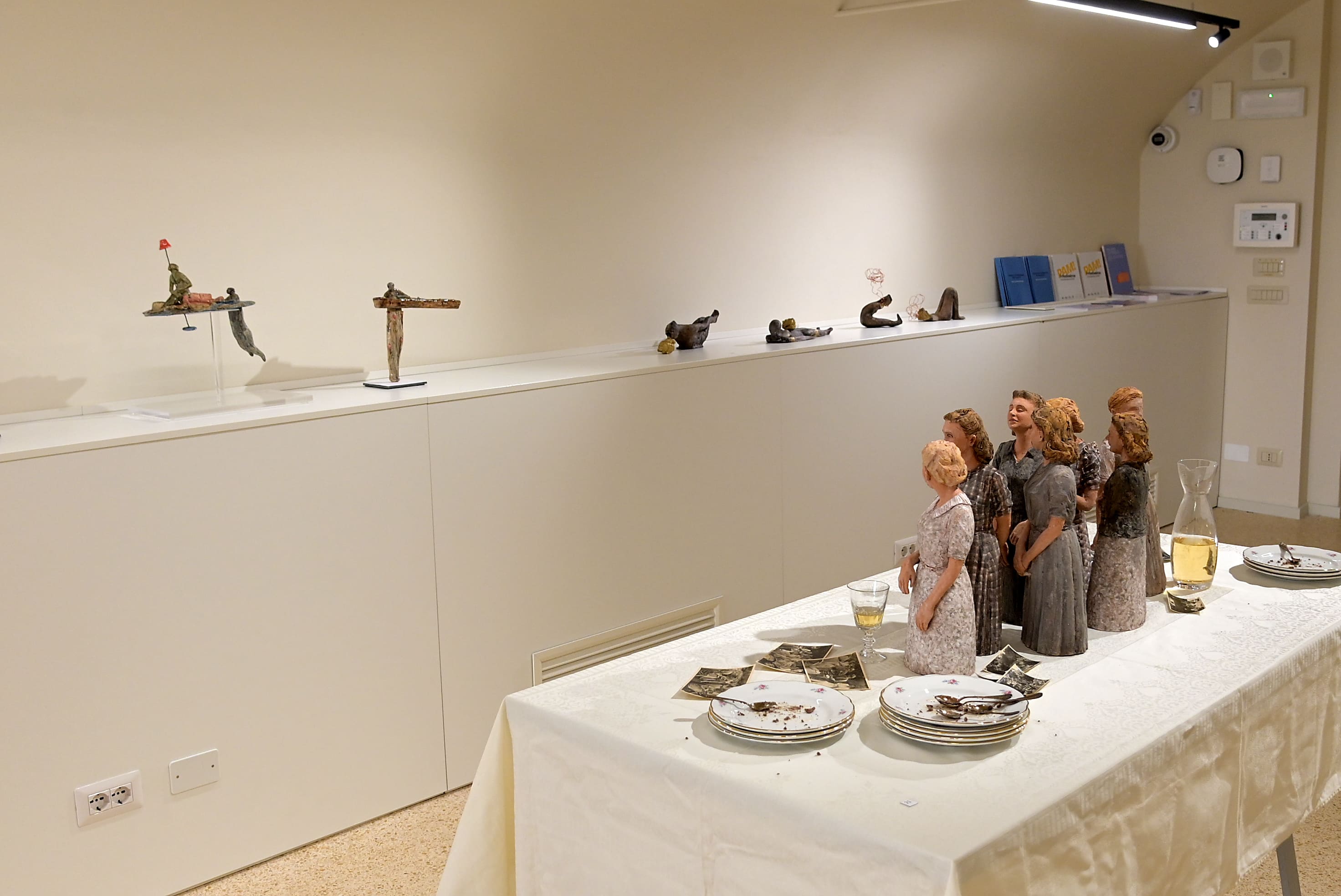 Tellus – Nuova figurazione nella ceramica contemporanea, Visione parziale dell'allestimento, Castelnuovo Rangone, 2024, Photo credit Mauro Terzi
