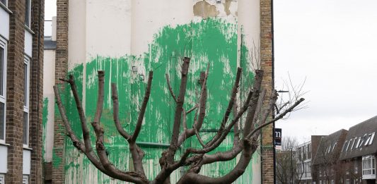 A Londra è comparsa una nuova opera di Banksy, a favore dell’ambiente