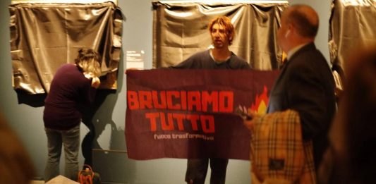 Proteste alla mostra di Artemisia a Genova: gli attivisti coprono le opere