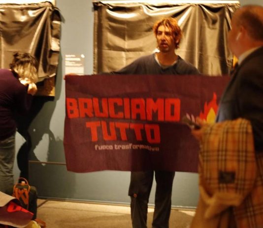 Proteste alla mostra di Artemisia a Genova: gli attivisti coprono le opere