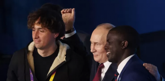 Russia, lo street artist Jorit abbraccia Putin al Festival della Gioventù