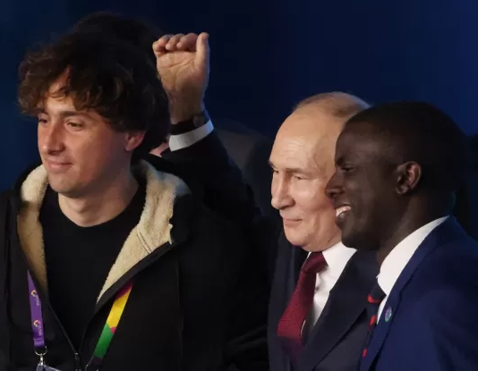 Russia, lo street artist Jorit abbraccia Putin al Festival della Gioventù