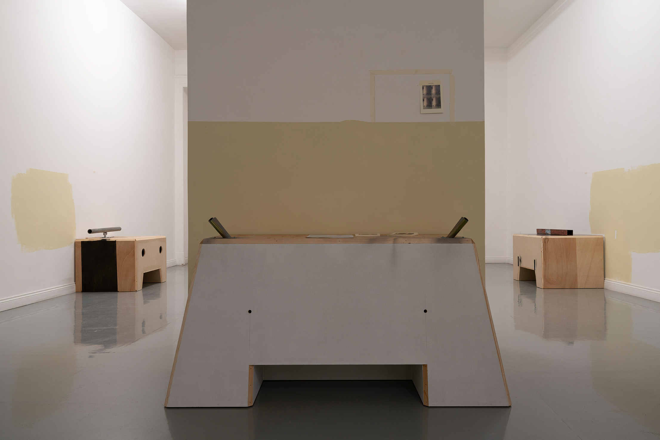 Manfred Pernice, >meinFeld<, 2024, veduta della mostra, Galleria Fonti, Napoli. Ph. Amedeo Benestante. C.sy Galleria Fonti, Napoli