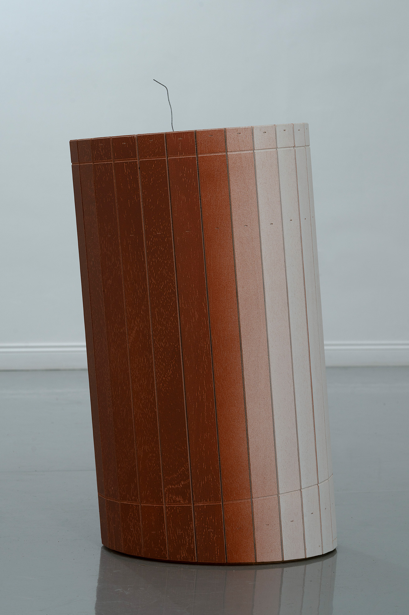 Manfred Pernice, Benita, 2024. Wood, varnish,spray paint, metal. 115 x 50 cm ⌀. Photo Amedeo Benestante. C.sy Galleria Fonti, Naples