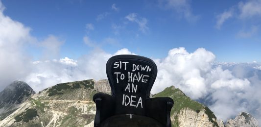 Storia della poltrona da cui nascono le idee, raccontata dal suo autore