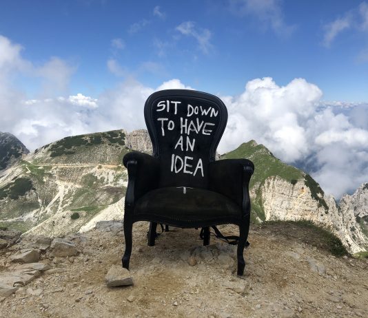 Storia della poltrona da cui nascono le idee, raccontata dal suo autore
