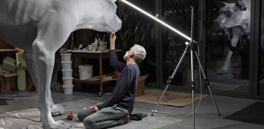 Triennale Milano, due film per entrare nello studio del visionario Ron Mueck
