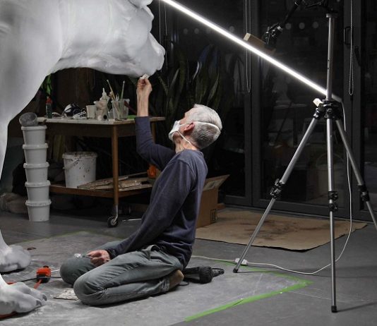 Triennale Milano, due film per entrare nello studio del visionario Ron Mueck