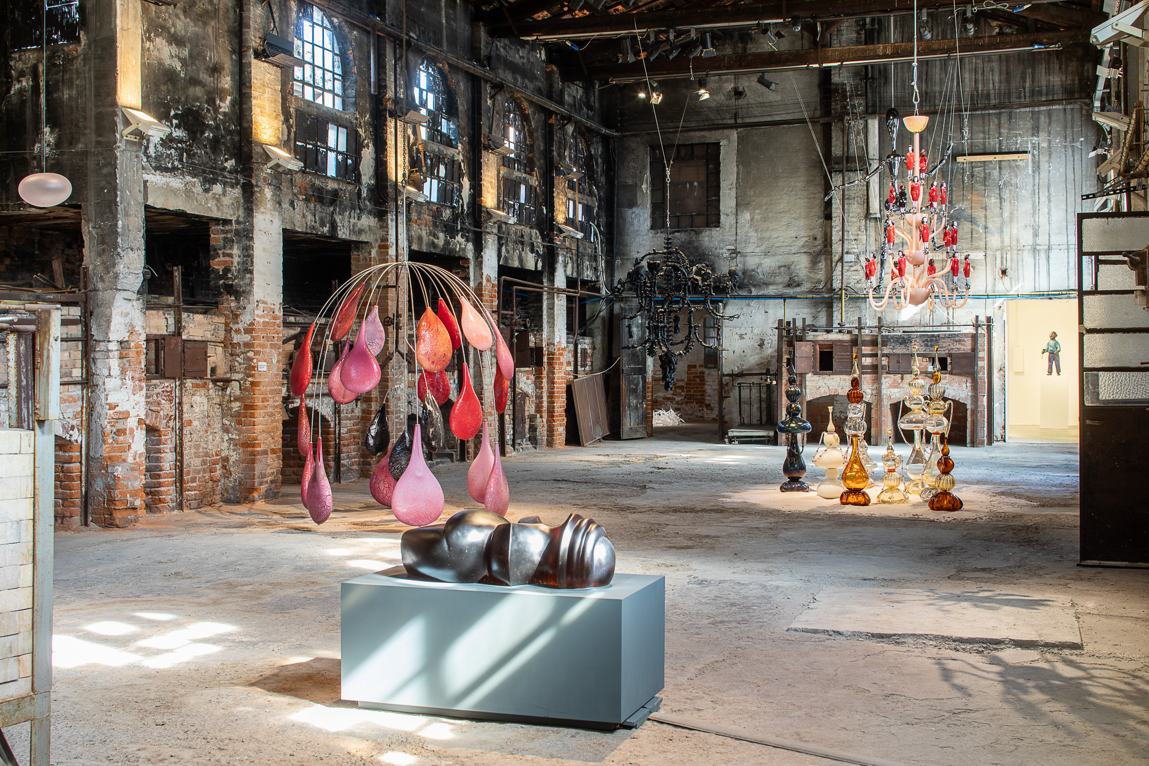 Glasstress, veduta della mostra, Fondazione Berengo, Berengo Studio, Venezia, 2024. Foto Francesco Allegretto