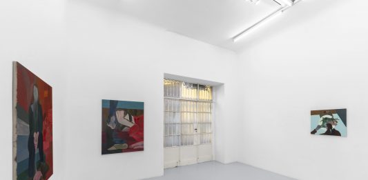 Dialoghi e connessioni pittoriche nella doppia mostra da Renata Fabbri, a Milano