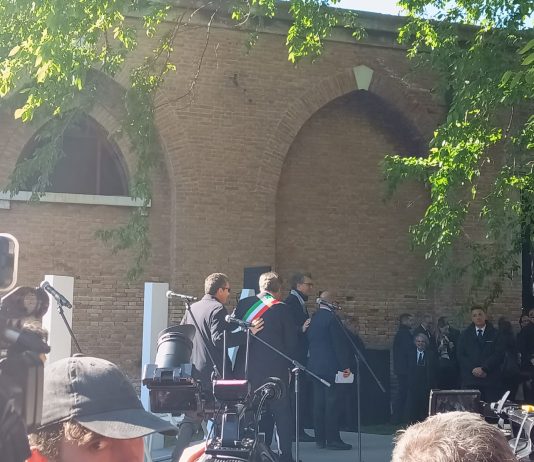 Conferenza stampa Padiglione Italia: sindaco Brugnaro fischiato in Biennale