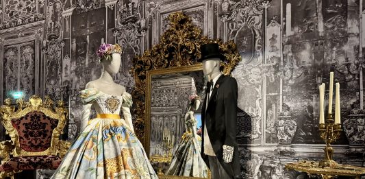 Apre la mostra di Dolce & Gabbana a Milano: un’immersione totale nell’universo dell’alta sartoria