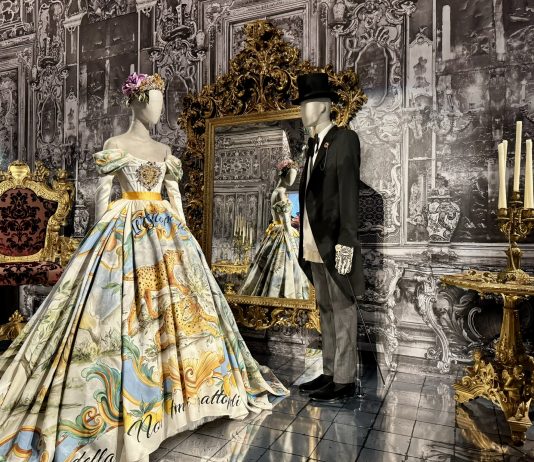 Apre la mostra di Dolce & Gabbana a Milano: un’immersione totale nell’universo dell’alta sartoria