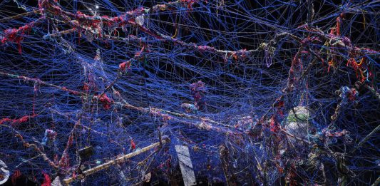 Gli scarti che raccontano le storie delle società: la mostra di Nari Ward a Milano