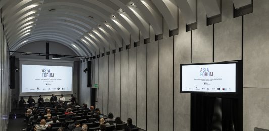 ‘A World of Many Worlds’ riflette sulla pluralità di voci dell’Asia alla Biennale di Venezia