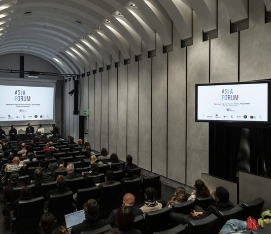 ‘A World of Many Worlds’ riflette sulla pluralità di voci dell’Asia alla Biennale di Venezia