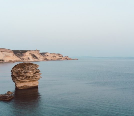 Biennale di Bonifacio 2024, l’arte contemporanea arriva in Corsica