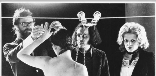 Vettor Pisani: una mostra, un archivio, una lunga frequentazione. Intervista a Giovanna Dalla Chiesa Vettor e Mimma Pisani, Michelangelo e Maria Pistoletto fotografati durante la preparazione di Plagio, Galleria Marlborough, Roma 1973. Foto Elisabetta Catalano. Courtesy Archivio Vettor Pisani.