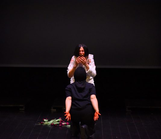 Le tre sorelle di Cechov e il canto di Sadaf Baghbani per la libertà delle donne iraniane Le mie tre sorelle, Teatro Franco Parenti, Milano