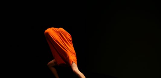 Prendersi gioco delle gerarchie: la nuova società di Miranda July all’Osservatorio Prada