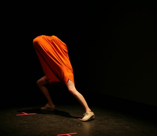 Prendersi gioco delle gerarchie: la nuova società di Miranda July all’Osservatorio Prada