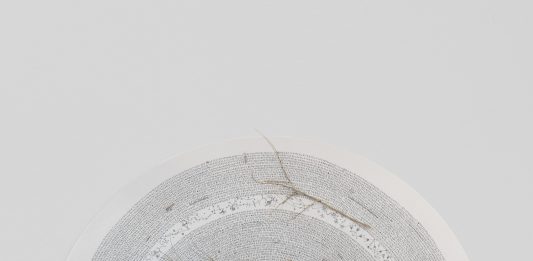 Parole chiave per un Nuovo Umanesimo: l’incontro alla Fondazione Rovati di Milano LETIA (Letizia Cariello), Calendario suono del Tempo, 2023, penna, ricamo, pittura oro e frammenti di un albero su lenzuolo intelaiato, diametro 185 cm. Foto di Andrea Rossetti.