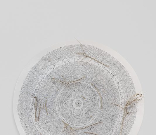 Parole chiave per un Nuovo Umanesimo: l’incontro alla Fondazione Rovati di Milano LETIA (Letizia Cariello), Calendario suono del Tempo, 2023, penna, ricamo, pittura oro e frammenti di un albero su lenzuolo intelaiato, diametro 185 cm. Foto di Andrea Rossetti.