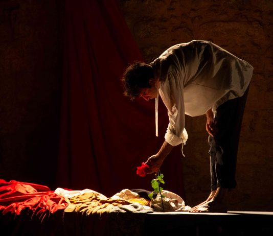 Caravaggio di chiaro e di oscuro: lo spettacolo teatrale dedicato all’artista errante