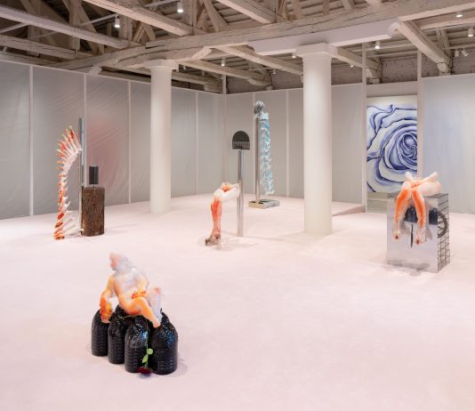 Nello specchio del desiderio: la mostra di Rebecca Ackroyd a Venezia Rebecca Ackroyd, Mirror Stage, veduta della mostra, Fondaco Marcello, Venezia, 2024. Courtesy Peres Projects, photographed by Andrea Rossetti