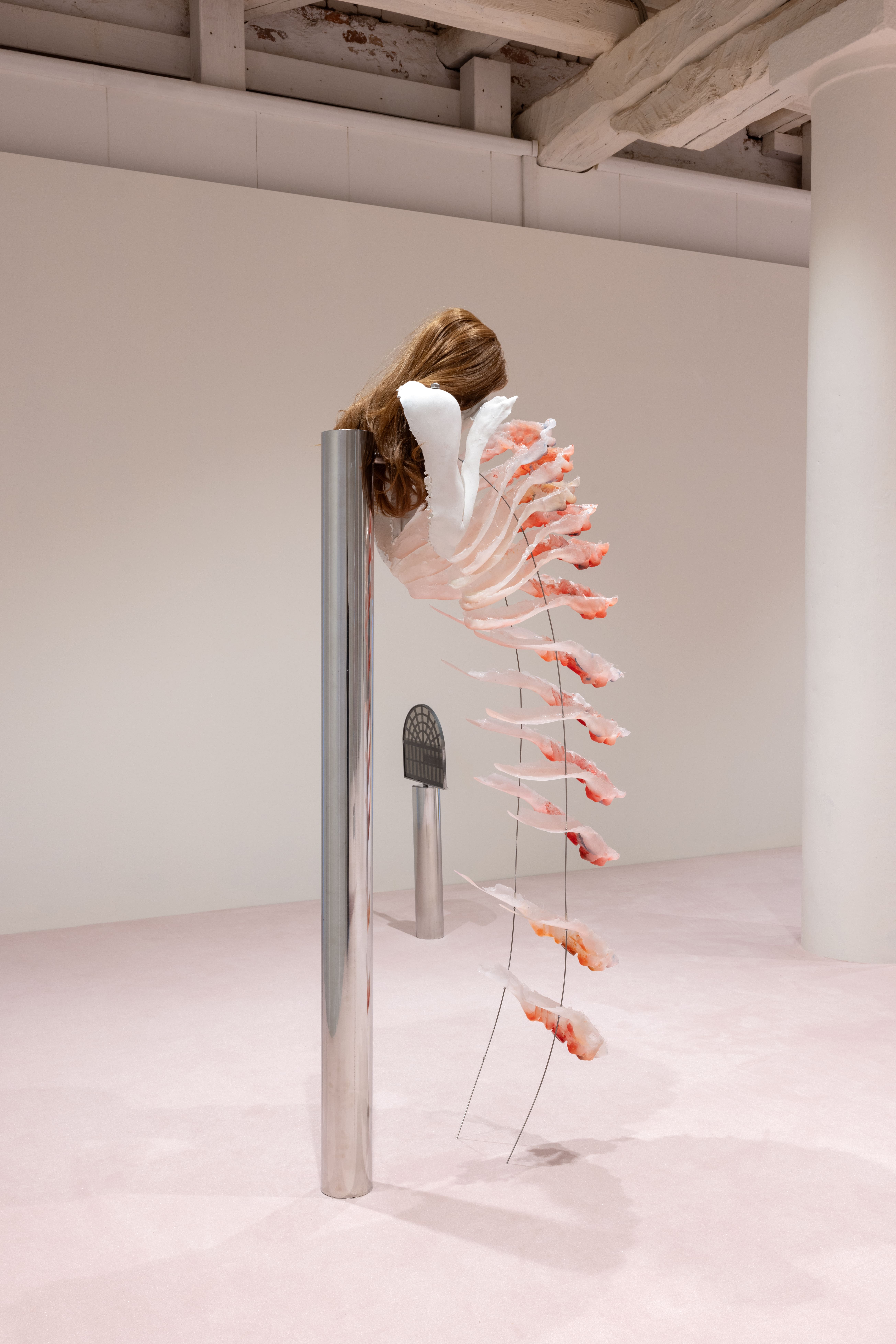 Rebecca Ackroyd, Mirror Stage, veduta della mostra, Fondaco Marcello, Venezia, 2024. Courtesy Peres Projects, photographed by Andrea Rossetti