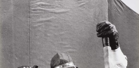 Estroflessioni, fasce, slitte, auto da corsa: la prima retrospettiva di Scarpitta a Roma