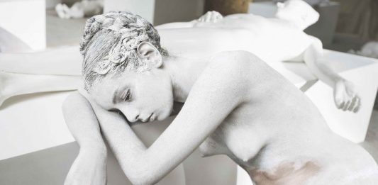 Desiderio e modelli sociali: Vanessa Beecroft e Jeff Koons per la docuserie Masterpiece