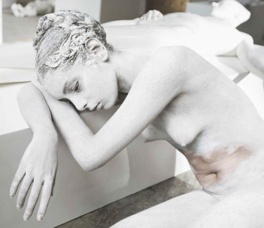 Desiderio e modelli sociali: Vanessa Beecroft e Jeff Koons per la docuserie Masterpiece
