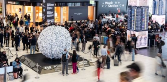 Tutti i nostri sbagli, l’installazione di Daniele Sigalot all’Aeroporto di Fiumicino Daniele Sigalot, Master of Mistakes, Piazza del Terminal 1 dell’Aeroporto Leonardo da Vinci di Fiumicino, 2024