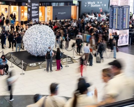 Tutti i nostri sbagli, l’installazione di Daniele Sigalot all’Aeroporto di Fiumicino Daniele Sigalot, Master of Mistakes, Piazza del Terminal 1 dell’Aeroporto Leonardo da Vinci di Fiumicino, 2024